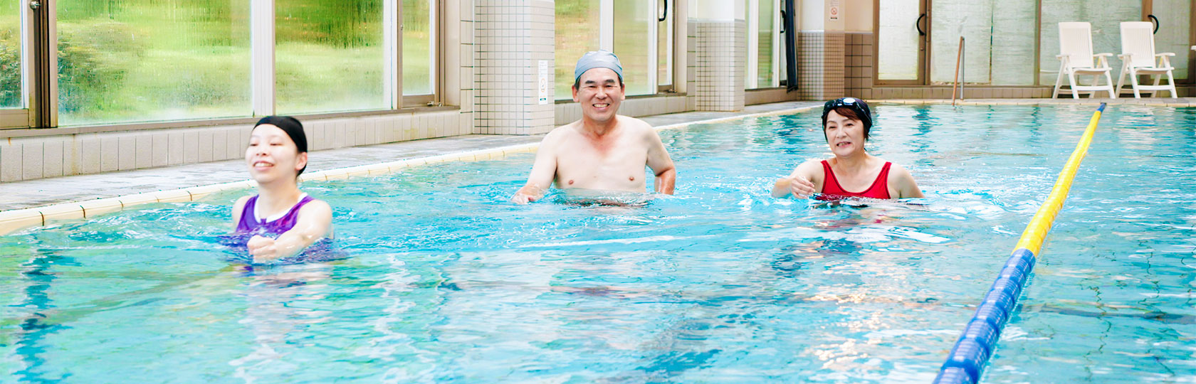 専属トレーナーと室内温泉プールで健康増進